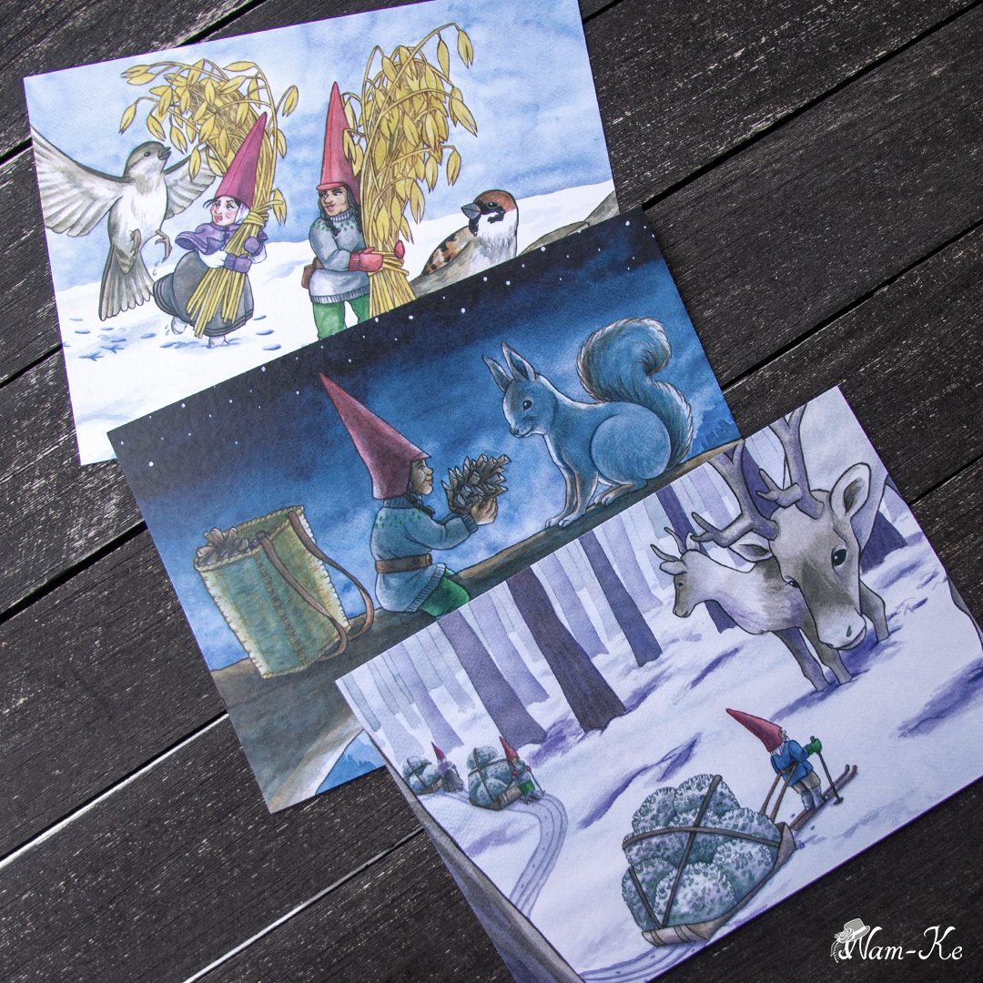 Kolme postikorttia levitettynä pöydälle. ensimmäisessä kaksi tonttua tuomassa kauralyhteitä varpusille, toisessa tonttu ojentamassa käpyä oravalle puunoksalla, komannessa kolme tonttua tuomassa hiihtäen jäkälää kahdelle porolle.